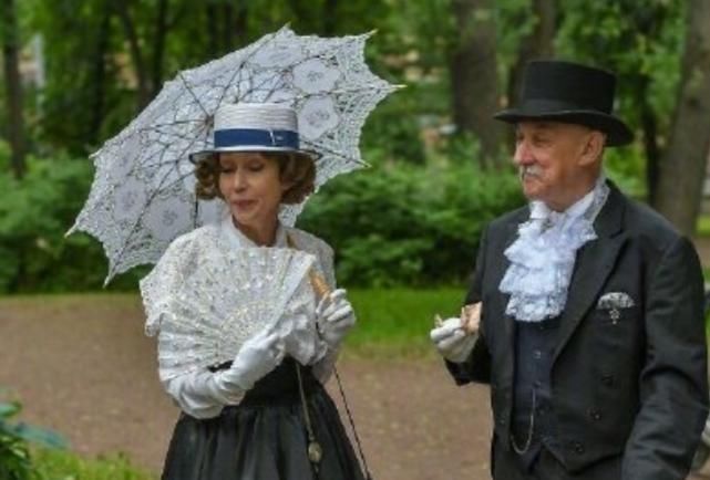 COSPL58岁阿姨玩COSPLAY,自制服装和道具,爱好不会被年龄限制