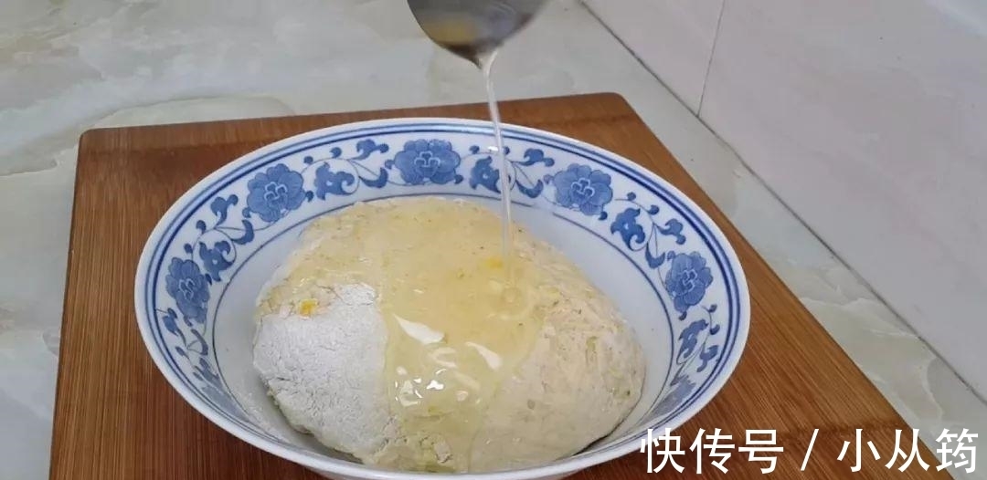 面团|面包又出新吃法，不用烤箱也能做，我家隔三差五做着吃，松软香甜