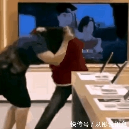 母亲|“不给买手机老子打死你!”男孩手机店殴打母亲,母亲哀求别打了