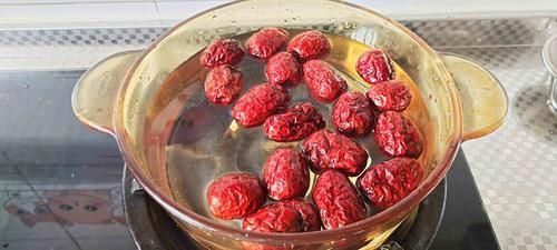 它是“穷人的阿胶”，一碗才2块钱，每天吃一点，补血养气不显老