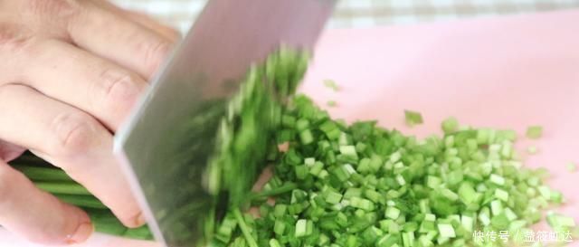 做南瓜饼时,用淀粉还是糯米粉,大厨都错了,用它才暄软又好吃