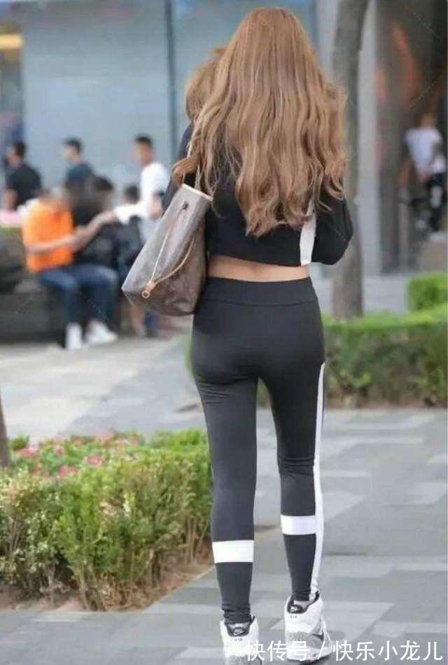 半身裤 白色美背吊带搭配蓝色复古打底裤,让人眼前一亮,简约时尚