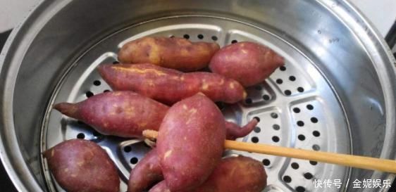 蒸红薯要不要切开蒸很多人做错,难怪蒸的红薯不好吃没营养