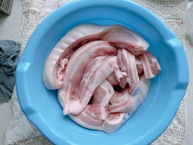 几十年的酱油肉配方,4个技巧,咸度适中,色泽红亮比腊肉更好吃