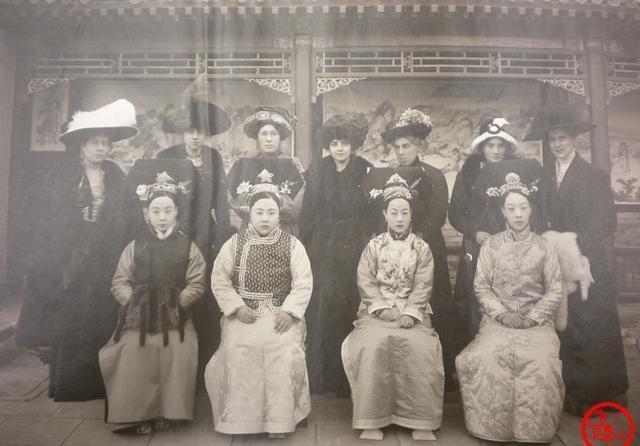 令人|晚清老照片:沈阳城内这一幕令人愤怒,年轻夫妻亲密合影