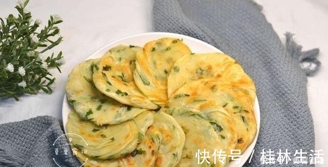 饺子皮这做法火了,百吃不厌,3天不做就馋得慌,我家一周吃5次