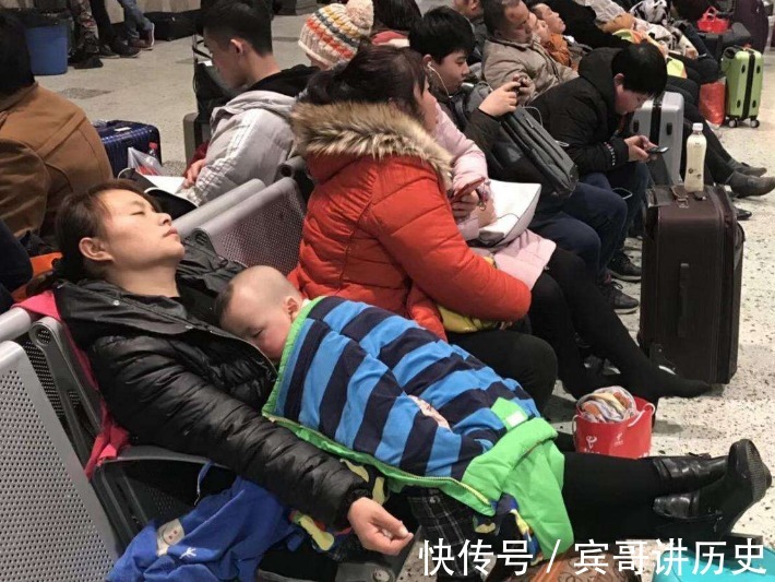 家长|和爸爸火车站走散后,4岁儿子“神操作”征服众人,网友不如他