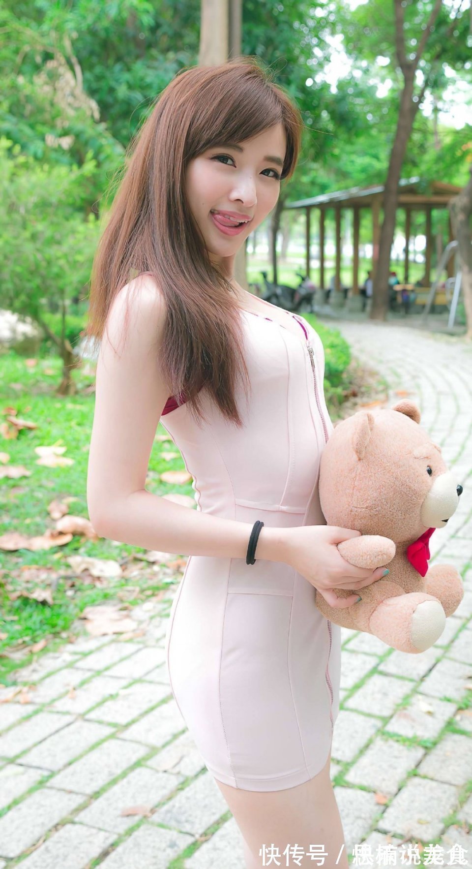 紧身背心 小姐姐身穿紧身背心连衣裙,散发着优雅的气质,看上去时尚又大方