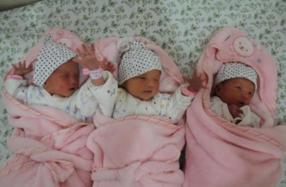 女儿|头胎双胞胎女儿，二胎又生下三胞胎，看到性别后，全家乱套