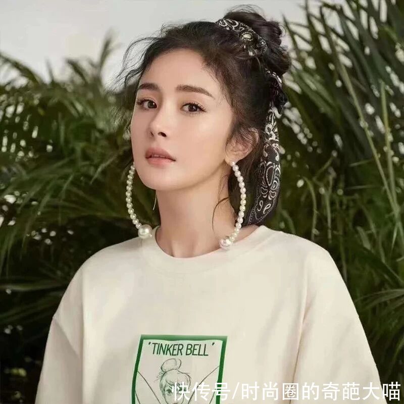 奥黛丽赫本|丝巾你还围出大妈味道？学会这小巧思，胜过你买一百件土气新衣