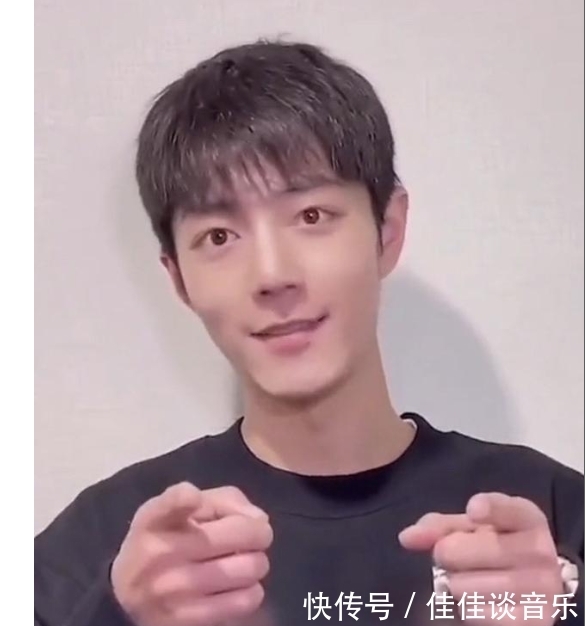 顶级流量 肖战近照成瓜娃子,直播时素颜配西瓜头,却被小奶牙抢镜