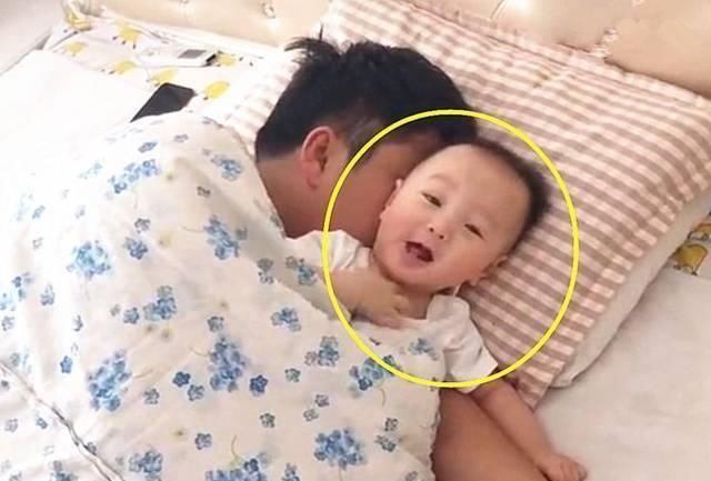 妈妈|老爸哄儿子睡觉，妈妈还以为打雷了，看到宝宝后，网友真是亲爹