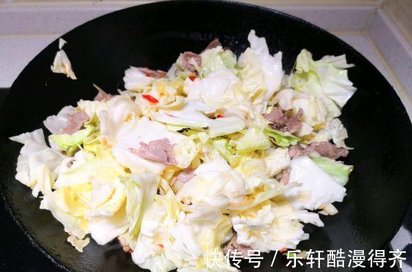 没胃口，教你一道超级下饭的菜，剁椒圆白菜，清爽开胃，能吃两碗