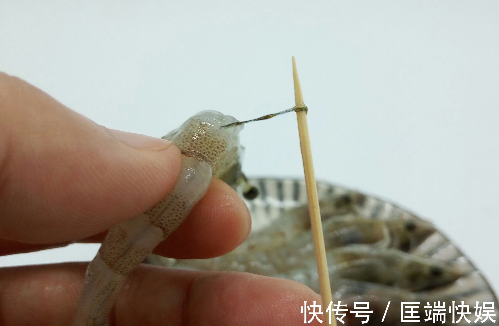 吃虾时,虾头里面是“黄”还是“屎”渔贩告诉你,别再吃错了