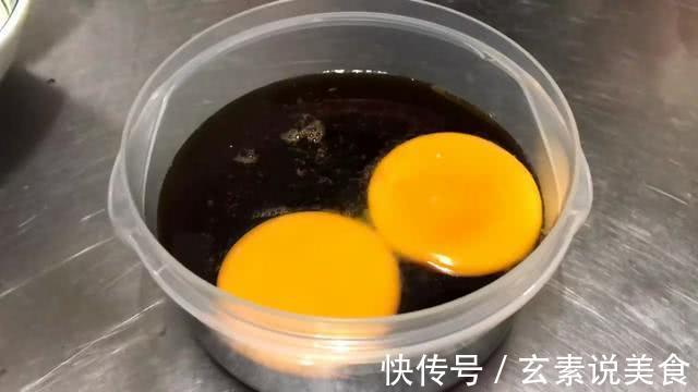 鸡蛋又出新吃法，蛋黄腌在酱油里，10天后比咸鸭蛋还下饭！