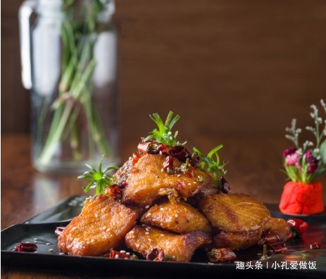 大厨教你草鱼秘制新做法，不要再蒸再煮，每吃一口都是口福