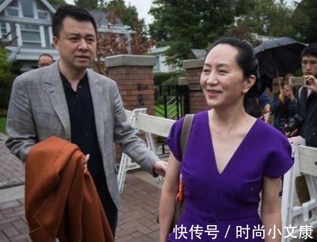 老公|孟晚舟老公低调又帅气,穿灰色西装默默护妻,用行动体现男人的担当