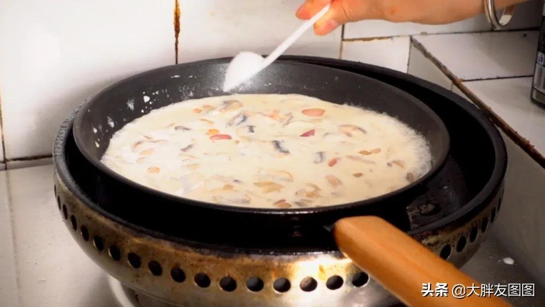 天冷了，煮个酥皮面包汤喝，喝完汤，吃浸满奶油汤汁的面包，满足