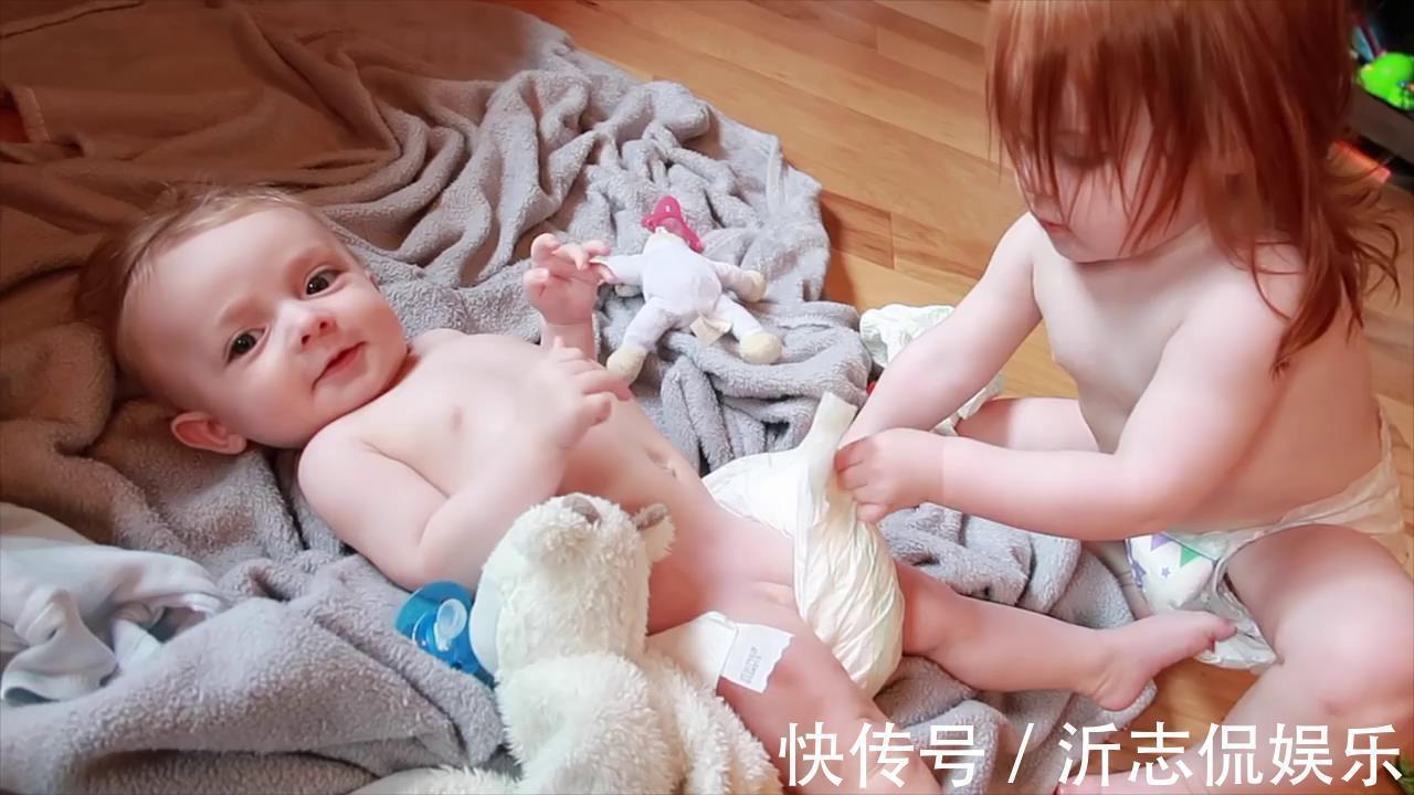 大弟弟|1岁半萌娃第一次帮5月大弟弟的忙,下一刻小家伙的反应,好玩了