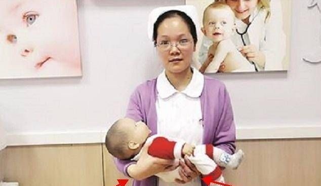 背部|别这样抱孩子了,伤了宝宝脊柱你还不知道,附不同月份的正确抱法