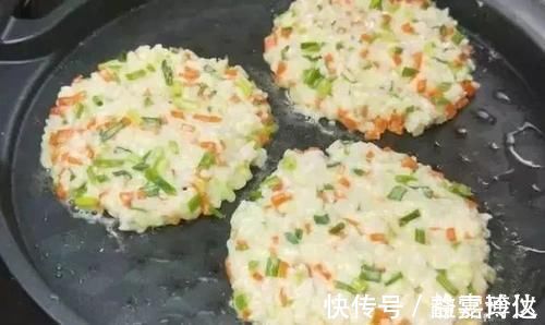 米饭|剩米饭别做蛋炒饭了，教你一个新做法，5分钟出锅，全家抢着吃！