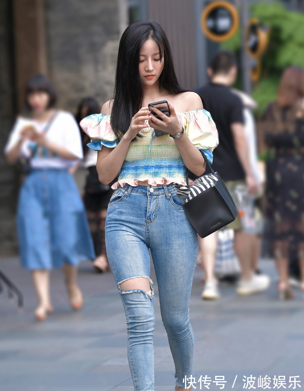 小姐姐 休闲个性的牛仔裤穿搭,气质女生才能驾驭,靓丽又时尚