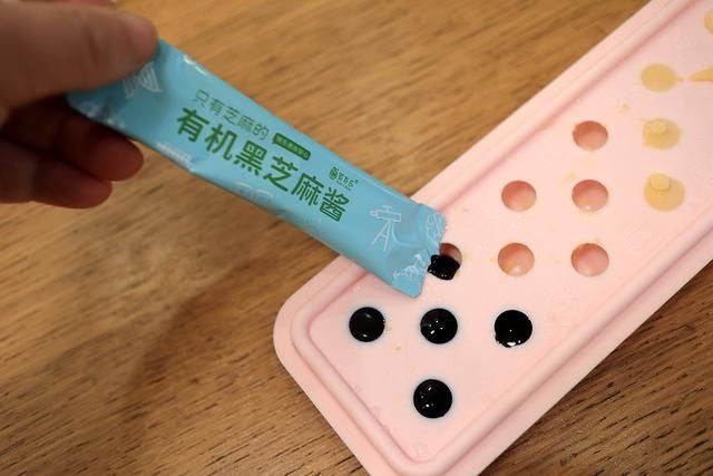 美味|黑芝麻酱绿豆沙月饼还真好吃，说啥也得试一试，歪打正着的美味