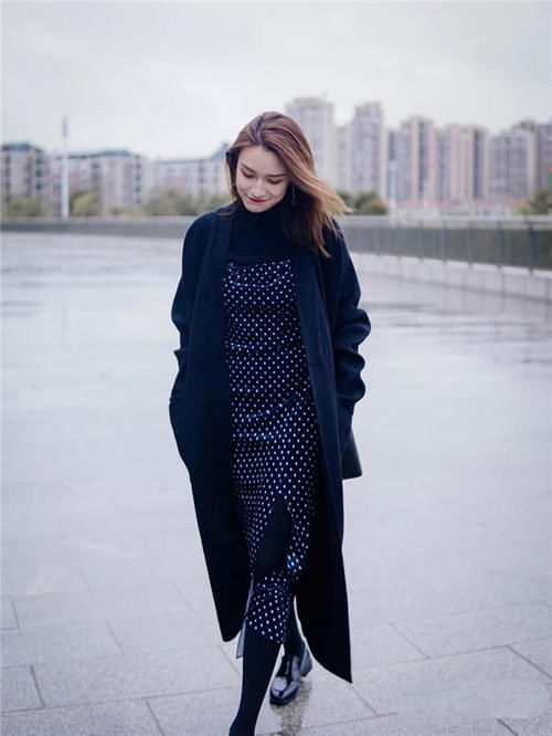 女人到了中年，最好少穿这3种颜色，不是显老就是装嫩，快自查！