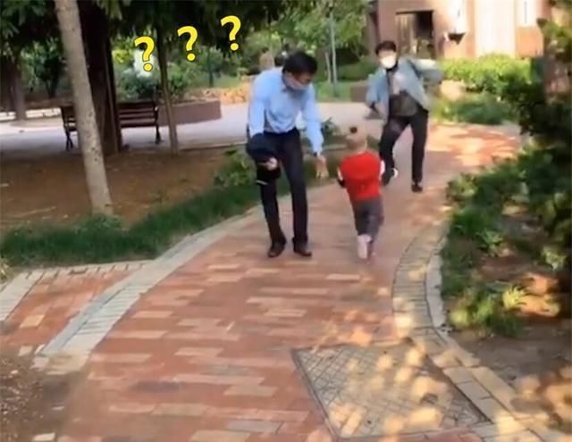爷爷奶奶|妈妈带宝宝接爸爸,萌娃开心直奔后一个拐弯,亲爹当场石化