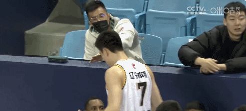 轮休|郭艾伦今天又淘气了!张镇麟找他击掌,大漂亮戴眼镜故意虚晃一枪