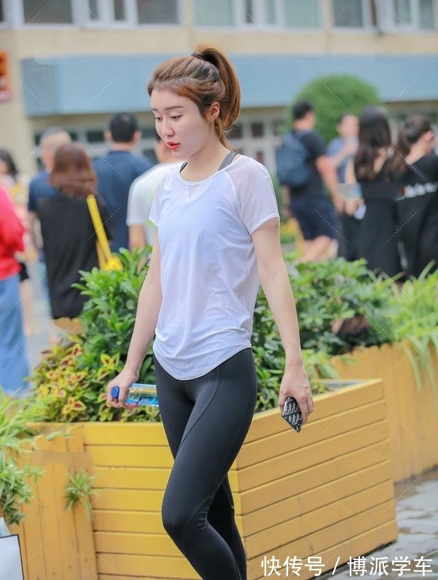 上衣 清透露背T恤搭配黑色瑜伽裤,清爽性感,秀身材必选运动装!