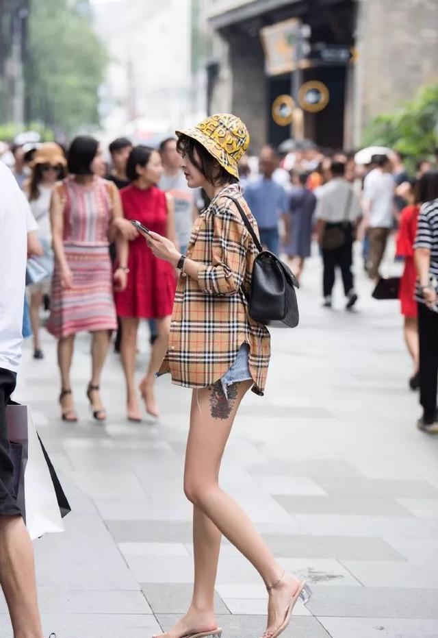 黄色|黄色时尚上衣搭配黑色半身裙, 温柔知性, 貌美如花