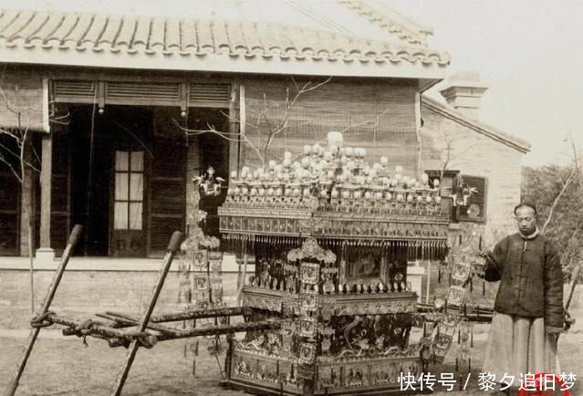 盔甲|晚清老照片女子穿全副盔甲 僧人地位如二品官员