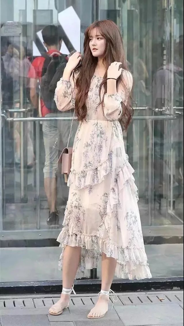 街拍小姐姐身穿靓丽连衣裙,脚踩高跟凉鞋,女神范十足