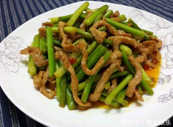 炒蒜苔，切好直接下锅炒就错了！多做1步，蒜苔更翠绿还入味