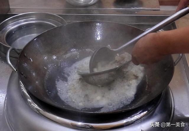 豆腐皮|吃了那么多年草鱼，这才是最好吃的做法，鱼片鲜嫩入味，汤汁浓白