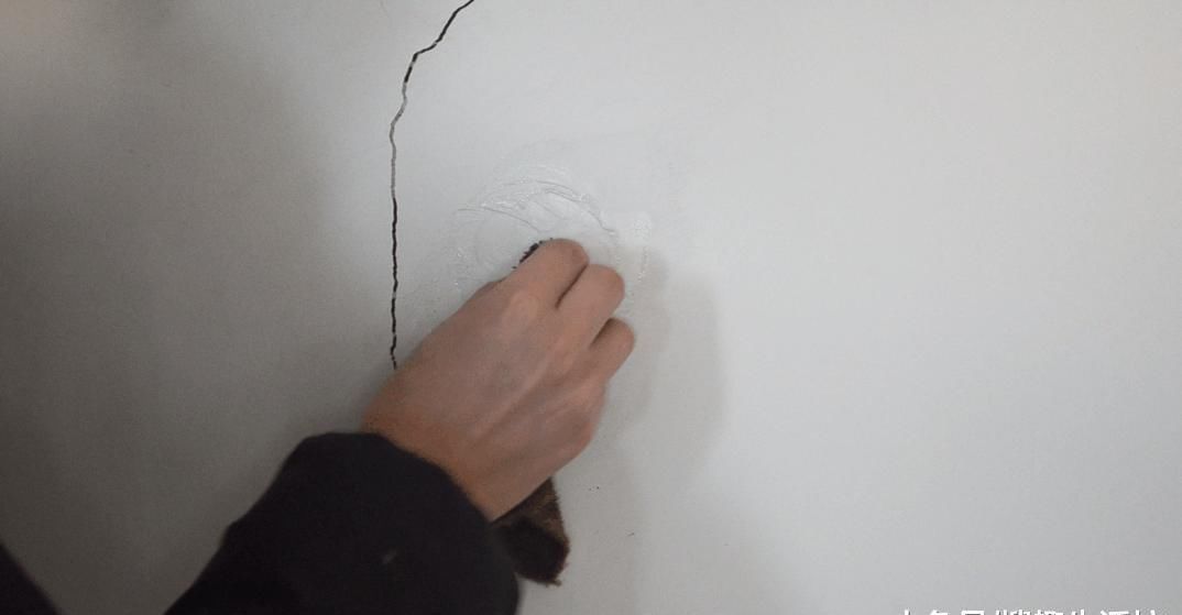 家里白墙不仅脏还有裂缝怎么办 用它涂一涂, 墙壁立马焕然一新