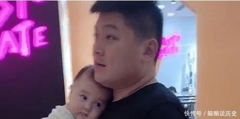 奶爸“小鸟依人”式抱娃:这是最豪华温暖的“移动软卧”了!