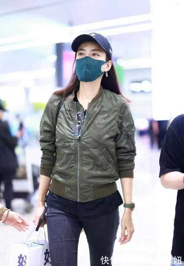棒球服|霍汶希真的美出圈,穿绿夹克配牛仔裤走机场,颜值气质媲美大明星