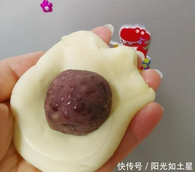 不用烤箱,一个平底锅就能做出,酥的掉渣的豆沙小酥饼!