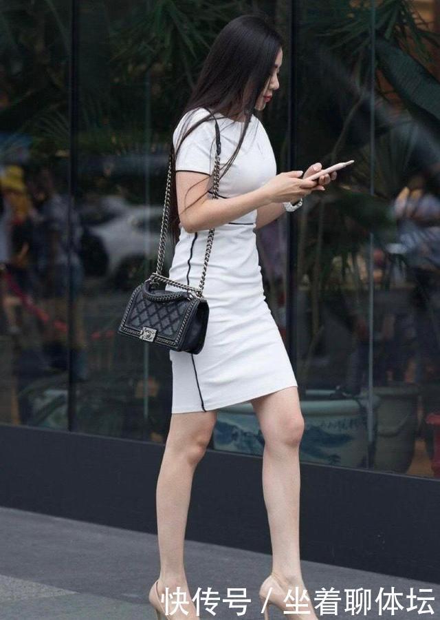 极简风格的白色连衣裙，修身又时髦的穿搭，展示出最完美的自己