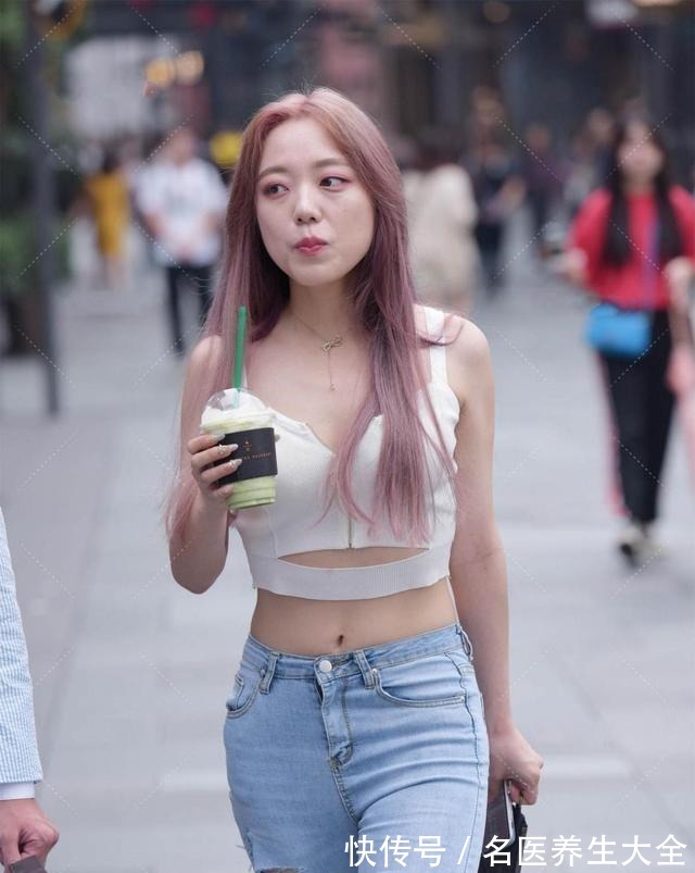 百褶裤 牛仔打底裤搭配性感白色上衣,有良好的垂坠感,凸显身材比例!