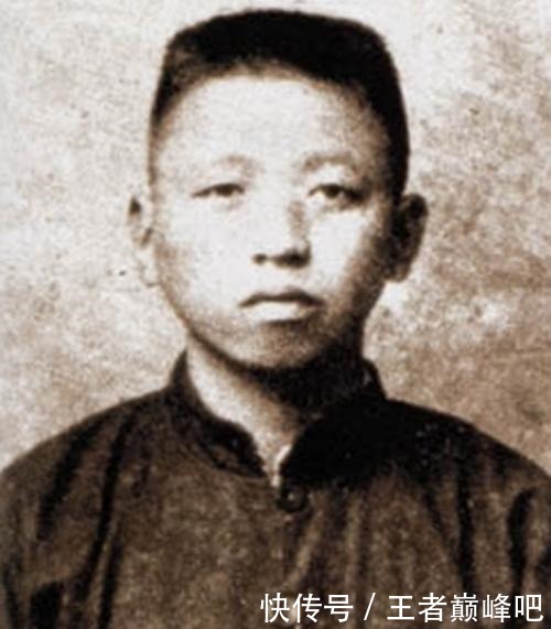 中将|中国首次大授衔,多名开国上将却走到一名中将面前敬礼,这是为何