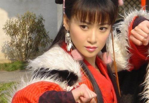 黄衫女@倚天中背景最强的高手,外公是郭靖,父亲是杨过,黄衫女管他叫叔