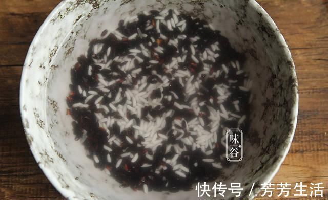 黑米补血粥|女人不想老得快，早餐喝这碗粥，面色红润不显老，比面膜还管用