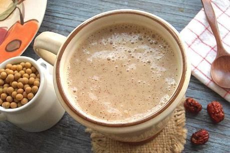 打豆浆时,用生豆子还是熟豆?做对了,豆浆香浓营养无豆腥味