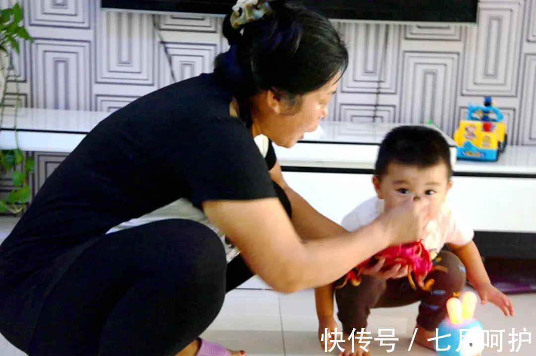 捡漏式带娃|“亲家,娃上幼儿园后我来带”,奶奶捡漏式带娃惹众怒:算得好精