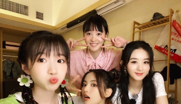 活在别人微博里的赵丽颖,与杨超越同框比美,气质差距很明显