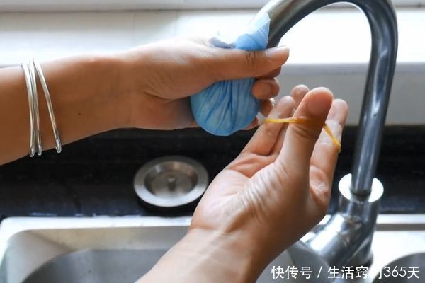 水龙头上套个一次性口罩太厉害了，我也是刚知道，一年能省不少钱