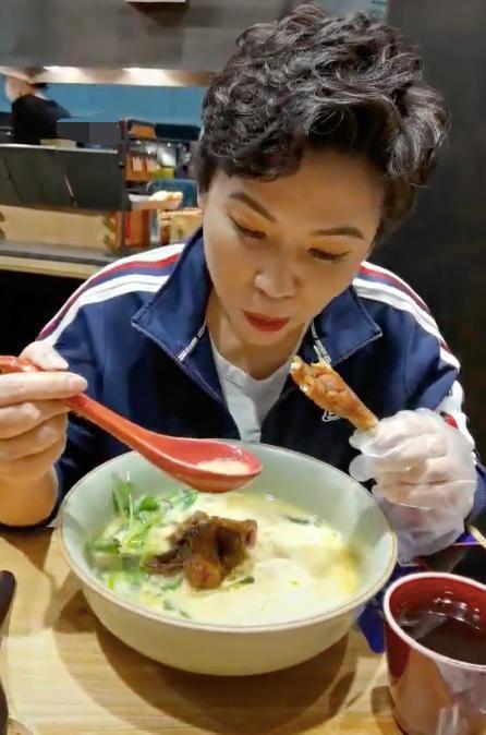 鸡爪|47岁邓亚萍太能吃,晚餐啃猪蹄和鸡爪,饭碗如“盆”一般大